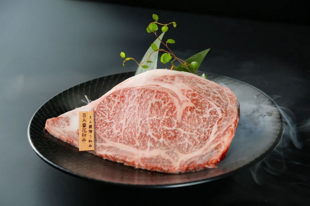 每一块牛肉的剖面都有大理石纹油花